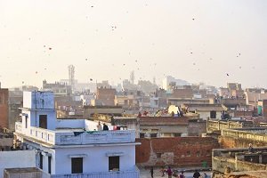 Makar Sanktanti, un halo de cometas sobre el cielo de India