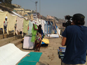 Mujer tendiendo a orillas del Ganges