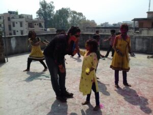 Niños y mayores disfrutan de los colores de Holi