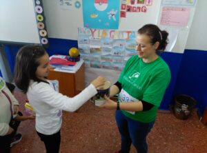 Los participantes de la carrera depositaron 1€ en la hucha de Semilla para el Cambio.