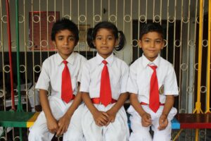 Ismail, Priya y Amit, tres de los nuevos estudiantes escolarizados, durante el recreo.  