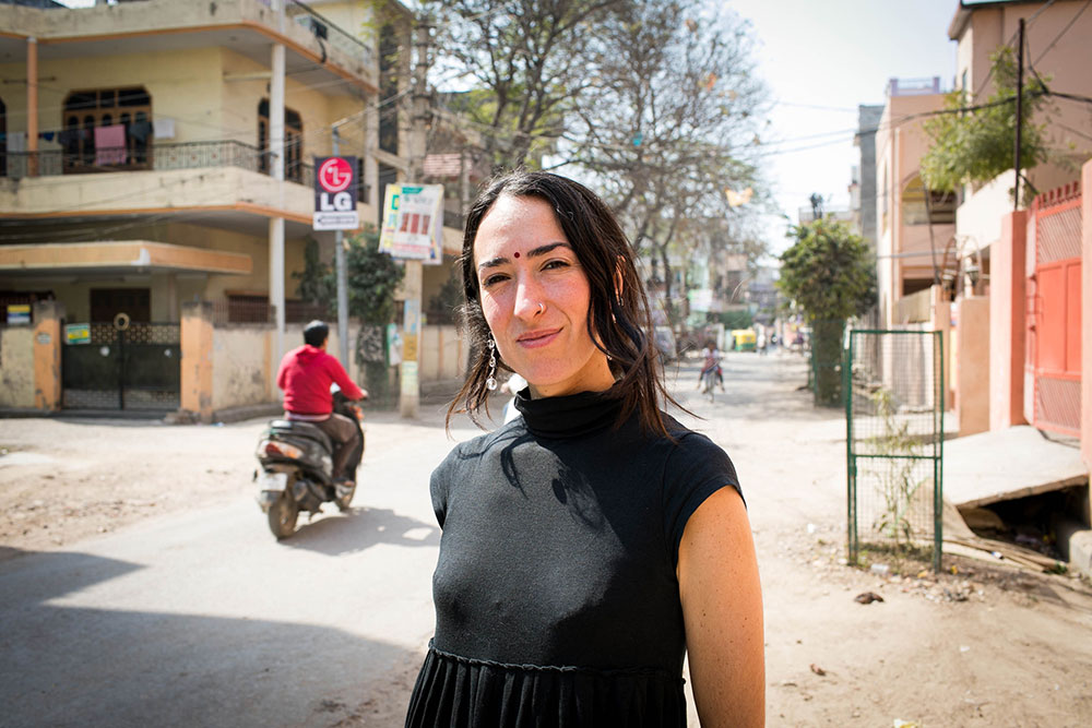 Elena Botica presta apoyo a los proyectos, administración, y ofrecerá clases de música, canto y danza. 