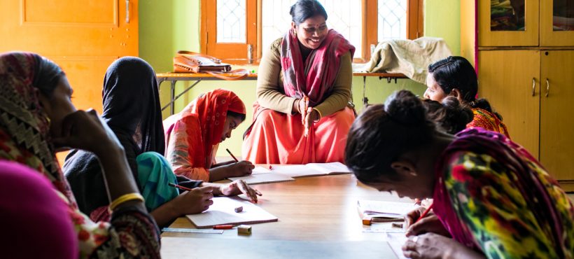 «La lectura y la escritura cambian el mundo de una mujer analfabeta en India»