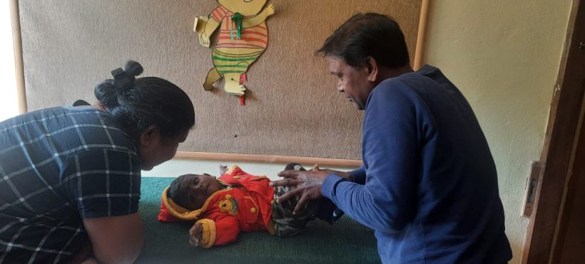 Un fisioterapeuta pasa consulta a bebés con problemas de movilidad en el centro de Sigra
