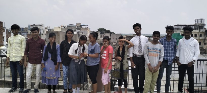 Alumnos/as de los centros de Sigra y Dashaswamedh participan en un encuentro estudiantil