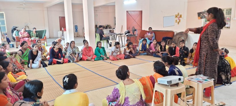 Mujeres y niñas de los slums participan en un nuevo taller de género