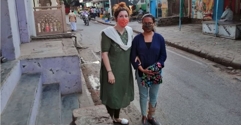 Jessica Giner y Rumpa Paul en Varanasi, India.