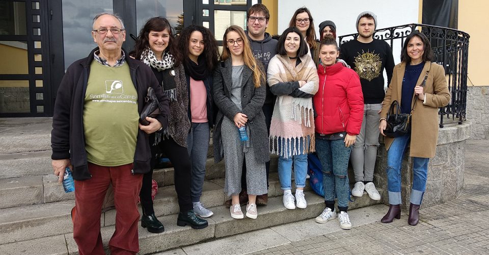 El grupo de voluntariado de Semilla en A Coruña visitó esta semana la Escola de Imaxe e Son da Coruña para hablar de la labor de la ONG con las comunidades desfavorecidas de Varanasi (India) a un grupo de alumnos y alumnas de esta escuela que van a realizar un trabajo audiovisual sobre los proyectos de Semilla.  Siete equipos de estudiantes trabajarán en la creación de varios vídeos cortos sobre Semilla para el Cambio, utilizando distintas técnicas como la animación o el stop motion. Aunque se trata de un trabajo de aula, una vez finalizados, los pondrán a disposición de la ONG, que podrá usarlos en sus comunicaciones o en sus actividades de sensibilización y divulgación.  Charla de presentación  Durante la charla, la responsable de comunicación de Semilla, Ana López, y los voluntarios Iris Tarrío y Dionisio Bodelón explicaron a los alumnos y alumnas de la Escola de Imaxe e Son de Coruña la evolución de la ONG, desde su creación en 2009, los medios y equipo con los que cuenta en Varanasi y en España, las fuentes de financiación con las que cuenta y las área de trabajo, abordando cada uno de los proyectos que desarrolla en educación, salud, nutrición y mujer.  Y al final de la presentación se abrió una ronda de preguntas, en la que los asistentes pudieron preguntar dudas, tanto sobre el trabajo de Semilla como sobre la cultura india. Entre otras cosas, se interesaron por la problemática de las castas, el funcionamiento del nuevo proyecto de Micro ahorro o las vías con las que la ONG se financia.  Una de las labores de Semilla en España es la sensibilización de la sociedad, con el objetivo de concienciar sobre la realidad de los grupos más desfavorecidos en la India e impulsar el cambio social. Para ello, se realizan foros informativos, exposiciones fotográficas o charlas y presentaciones como esta realizada en A Coruña.